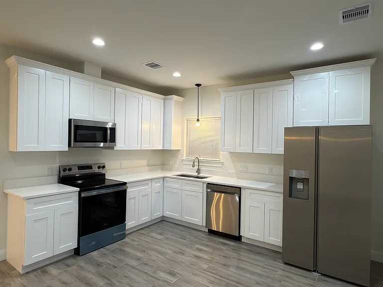 690 Shell St — Photo 2