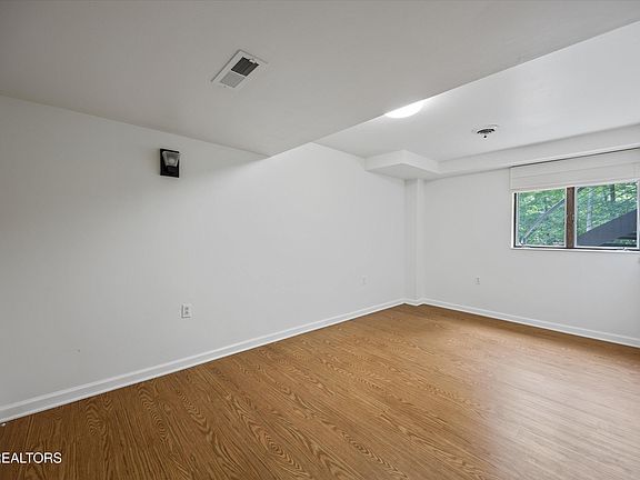 29th image of 3521 Montlake Dr
