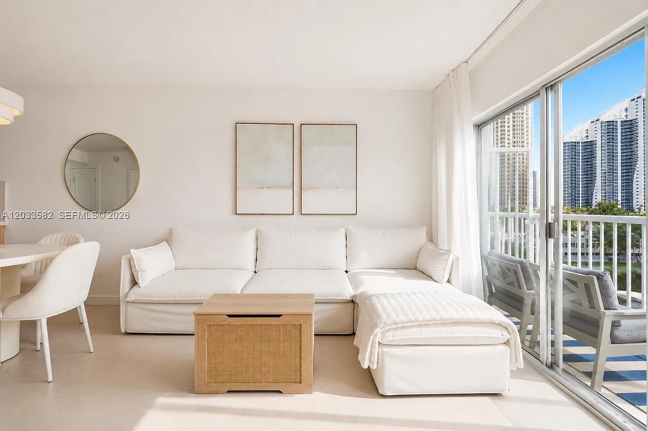 Towne Royale Condo — Photo 2