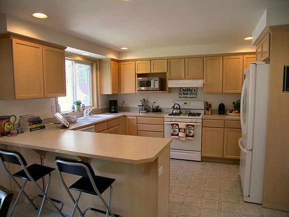 Kitchen with Peninsula