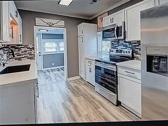 3rd image of 145 Richmond St