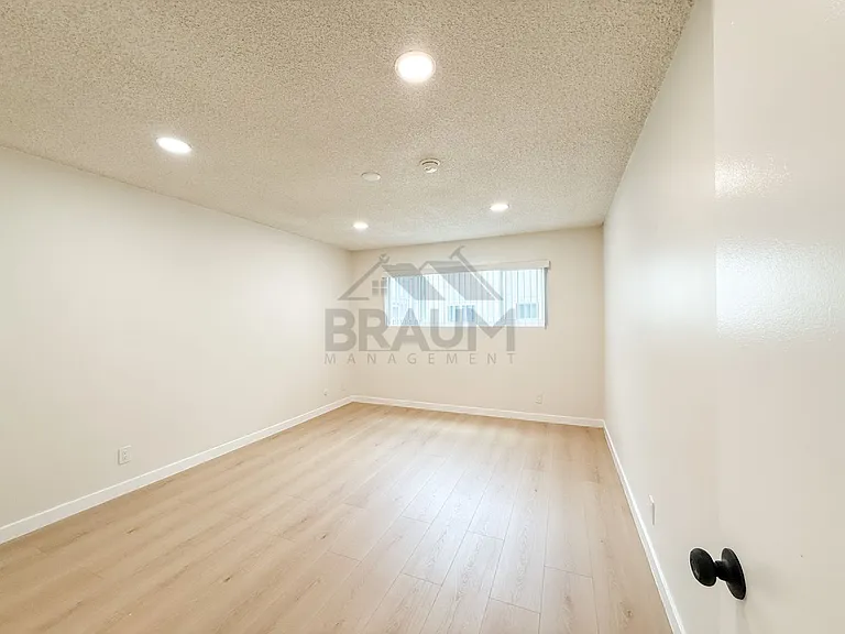 6039 Whitsett Ave — Photo 18