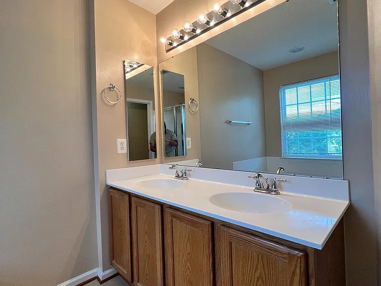 10168 Elgin Way — Photo 16