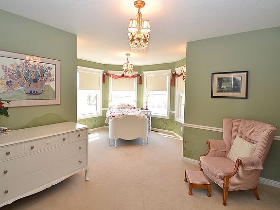 3rd image of 3898 Paradise Ave N