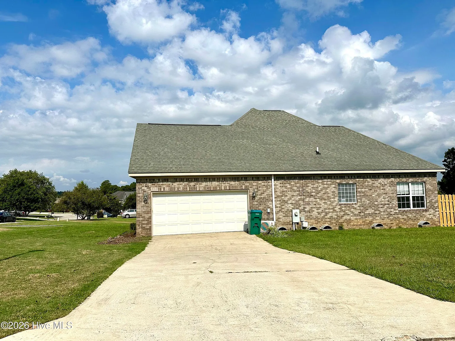 4 bed, 2.0 bath, 2321 sqft, $2,350 — Photo 3