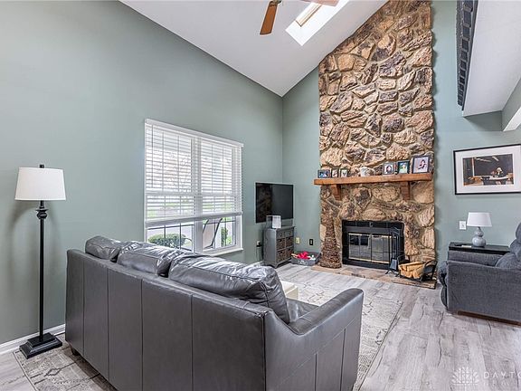3rd image of 2090 Foxknoll Dr