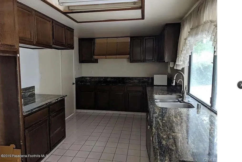 4 bed, 2510 sqft, $4,575 — Photo 4