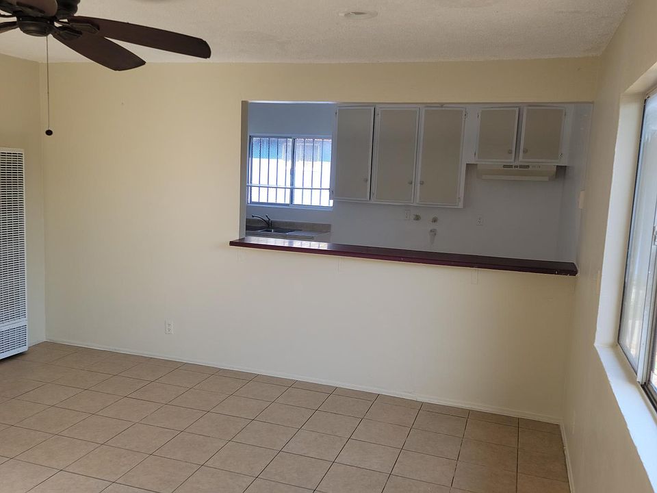 2nd image of 712 3/4 E Rosecrans Ave