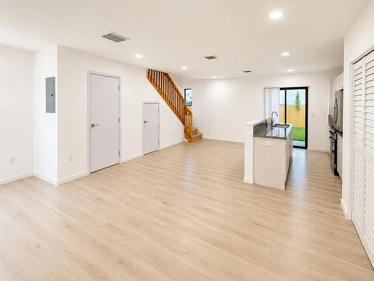 552 NW 7th St #6 — Photo 13