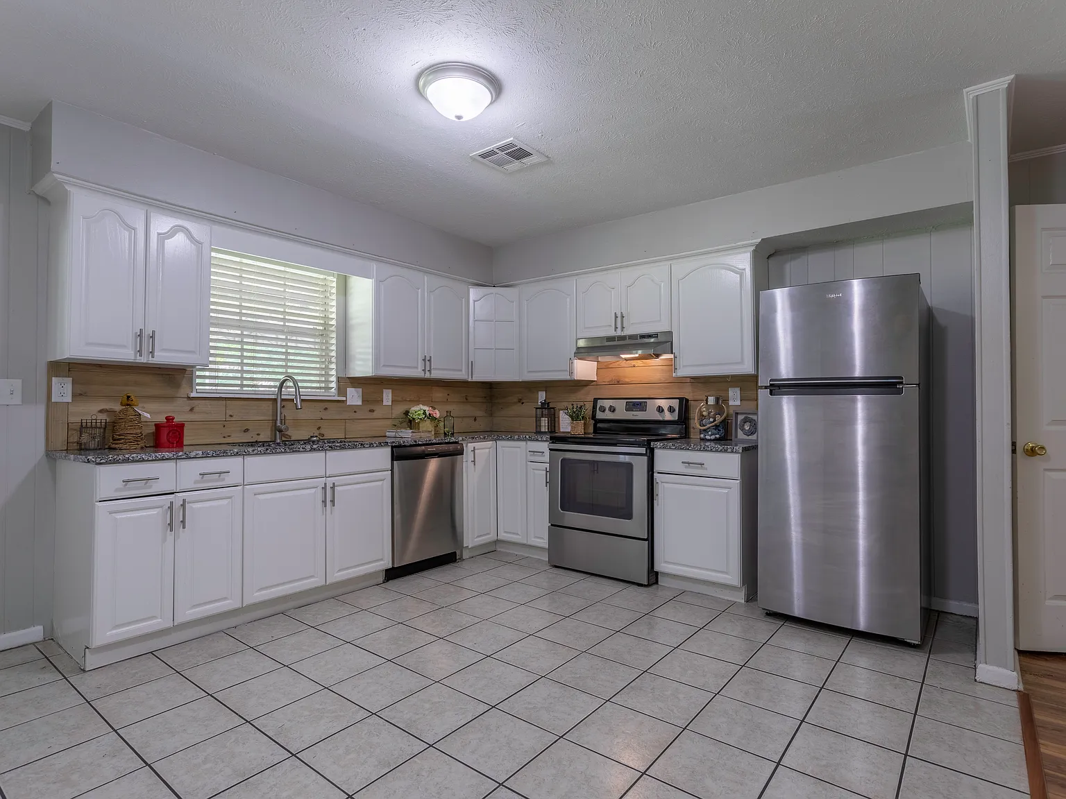 5240 Peachtree St — Photo 3