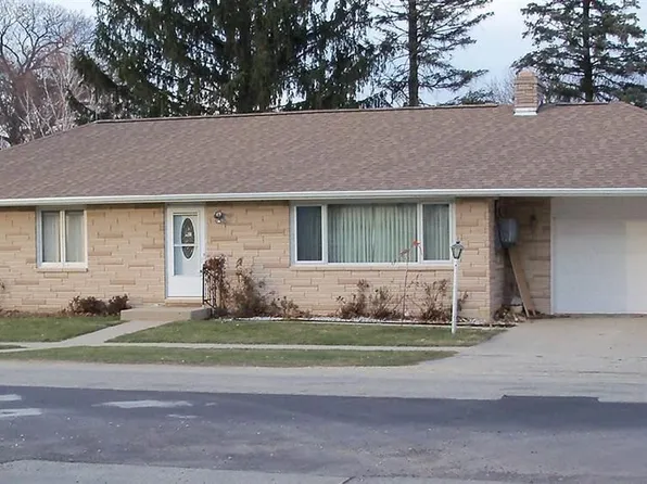 304 W White Oak Rd, Forreston, IL 61030