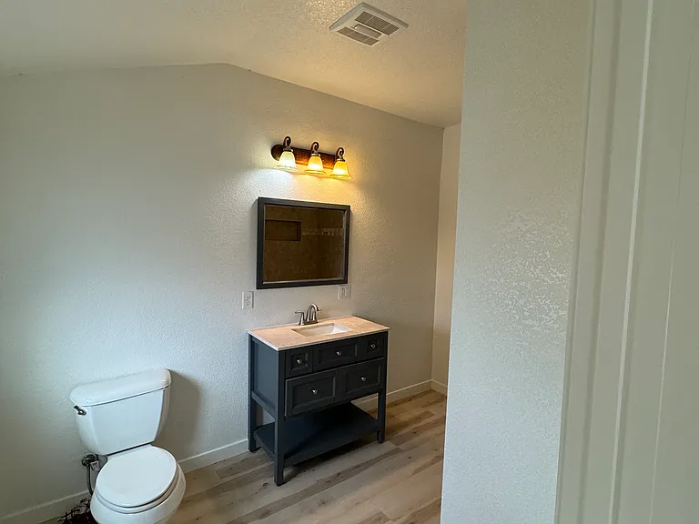 805 N 2nd St — Photo 12