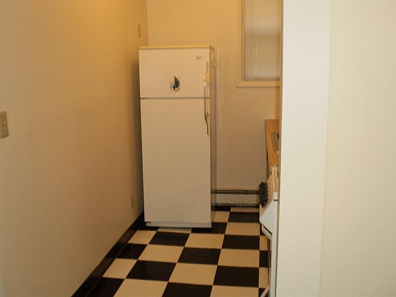4th image of 1823 Portland Ave #10