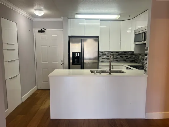 8889 Caminito Plaza Centro, San Diego, CA