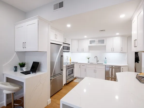 85 Grove St APT 407, Wellesley, MA 02482