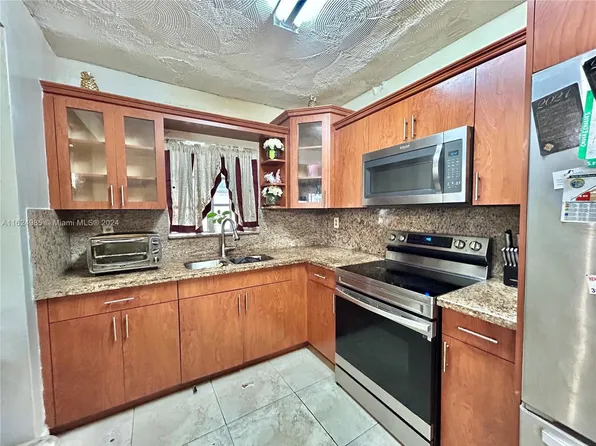 1070 NE 174th St, Miami, FL 33162