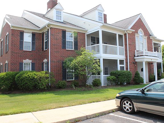 2nd image of 826 W Summerfield Glen Cir