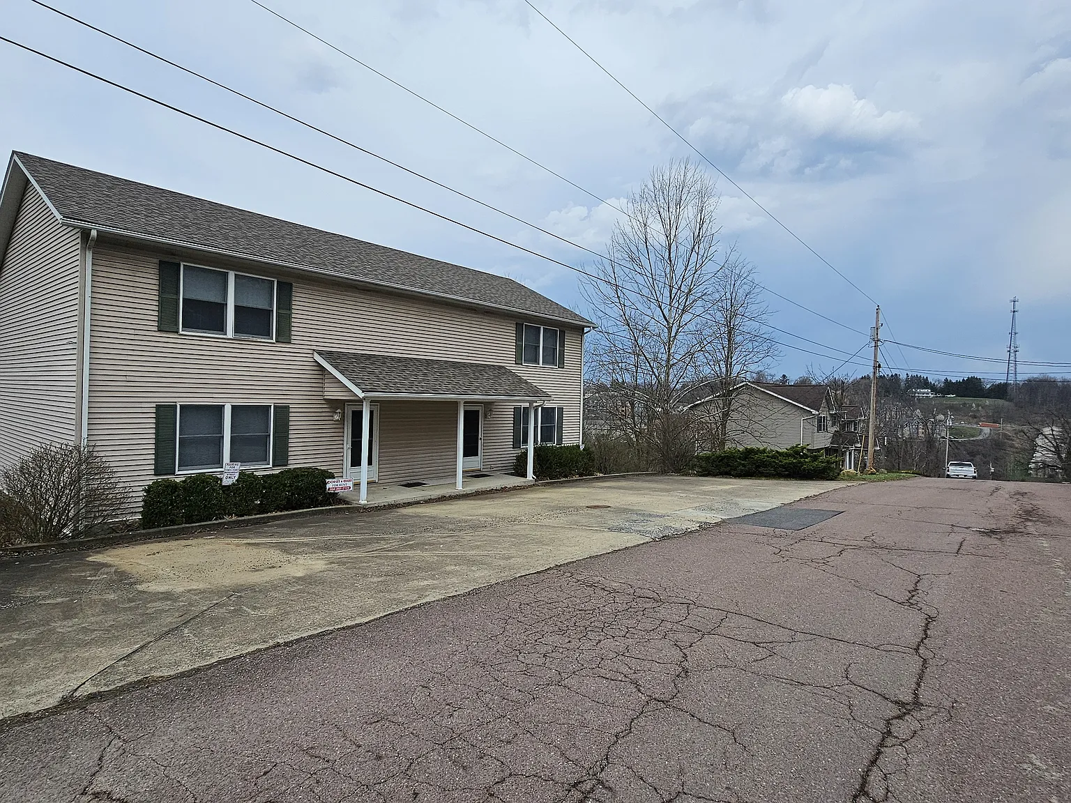 4 bed, 4.5 bath, 2200 sqft, $1,600 — Photo 4