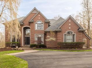 1562 Forest Bay Ct, Wixom, MI