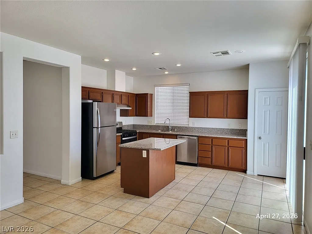 4 bed, 2.5 bath, 2024 sqft, $1,995 — Photo 4