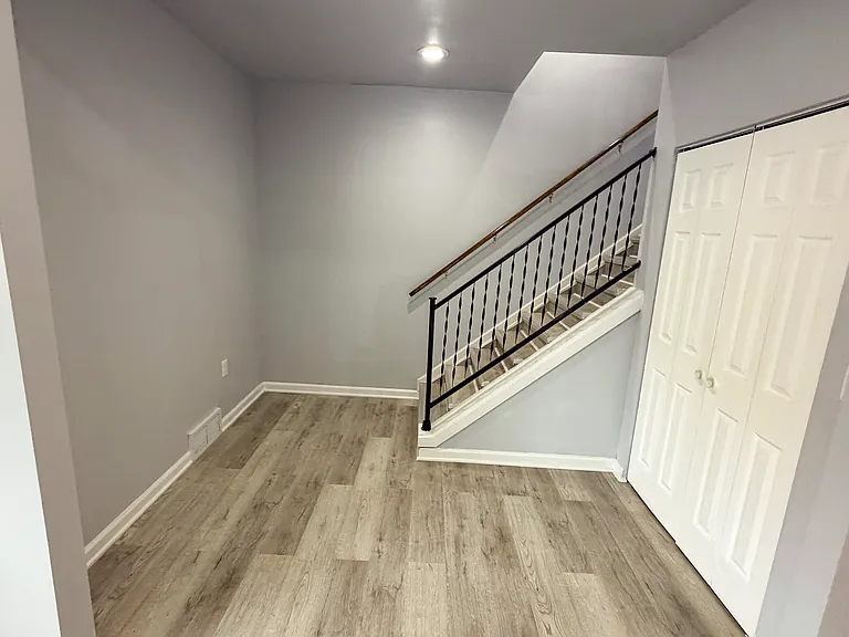 441 Vernon Ave — Photo 13