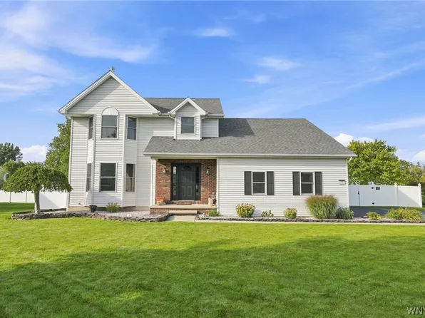 8952 Michael Douglas Dr, Clarence Center, NY 14032