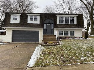 2405 Peach Tree Ln, Dyer, IN 46311