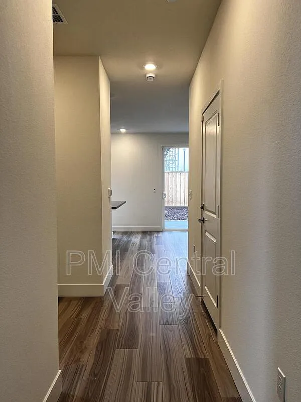 3 bed, 2.5 bath, 1625 sqft, $2,950 — Photo 3