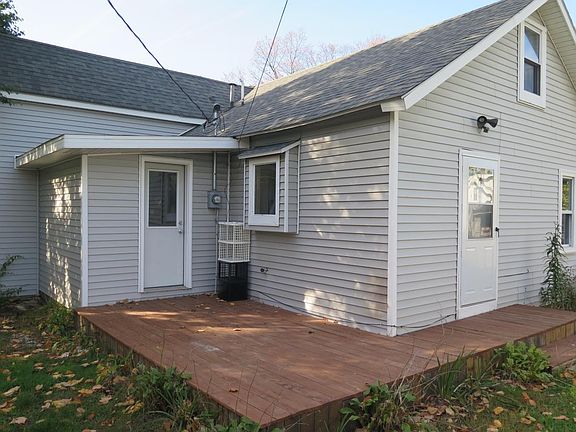 Picture of deck at the back of the house