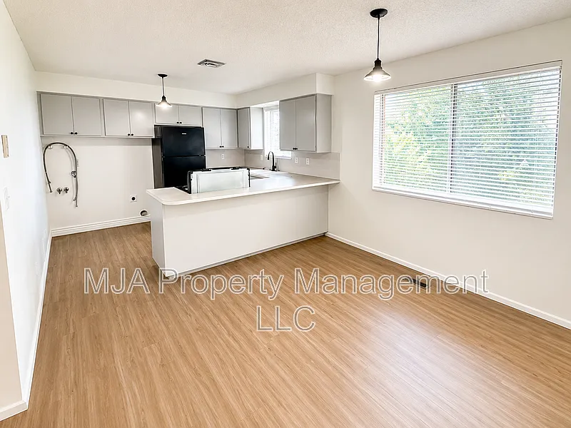 2 bed, 1.0 bath, 927 sqft, $1,025 — Photo 4