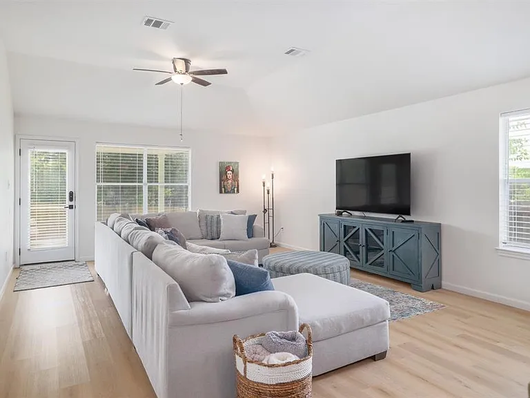1819 Melissa Oaks Ln — Photo 13