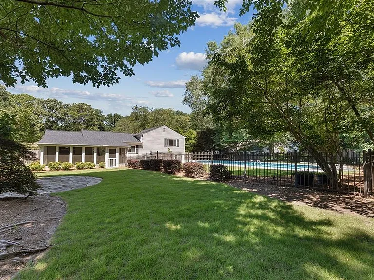 472 Barnesdale Dr — Photo 11