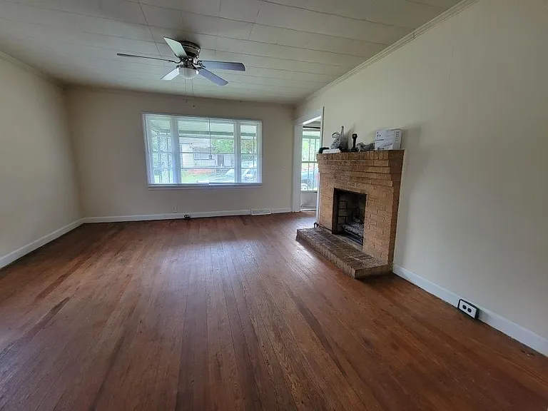 204 John St — Photo 7