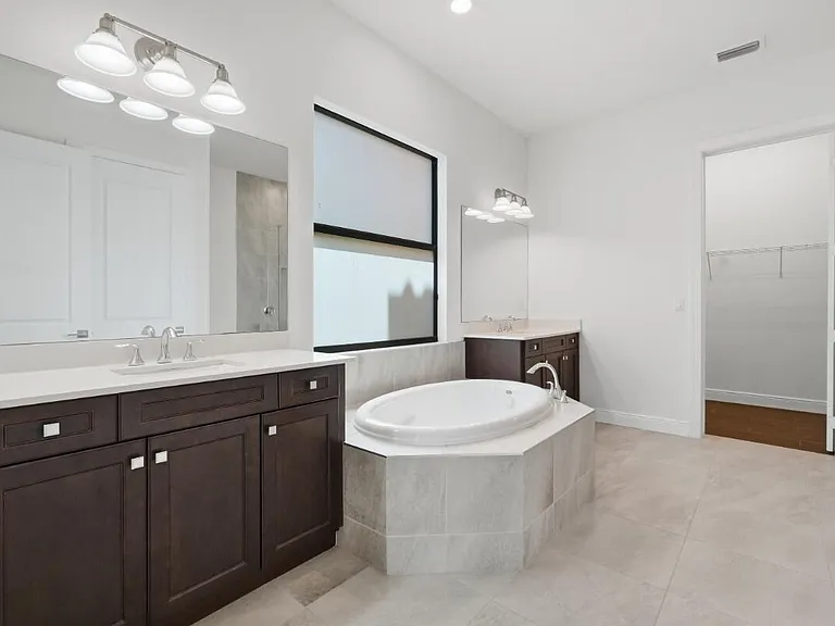 11760 Bayview Cir — Photo 29