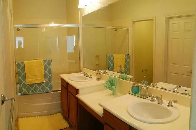 1026 Emerald Ter — Photo 2