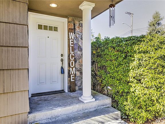 4th image of 4004 Sunset Dr W