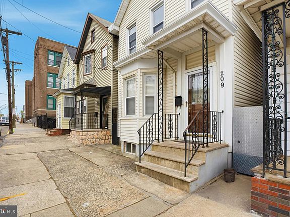 4th image of 209 Hamilton St