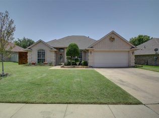 825 Sky Creek Ct, Saginaw, TX 76179