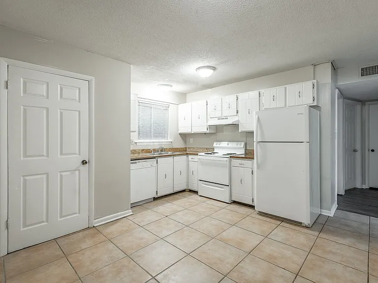 2414 Lyndon Ave — Photo 6