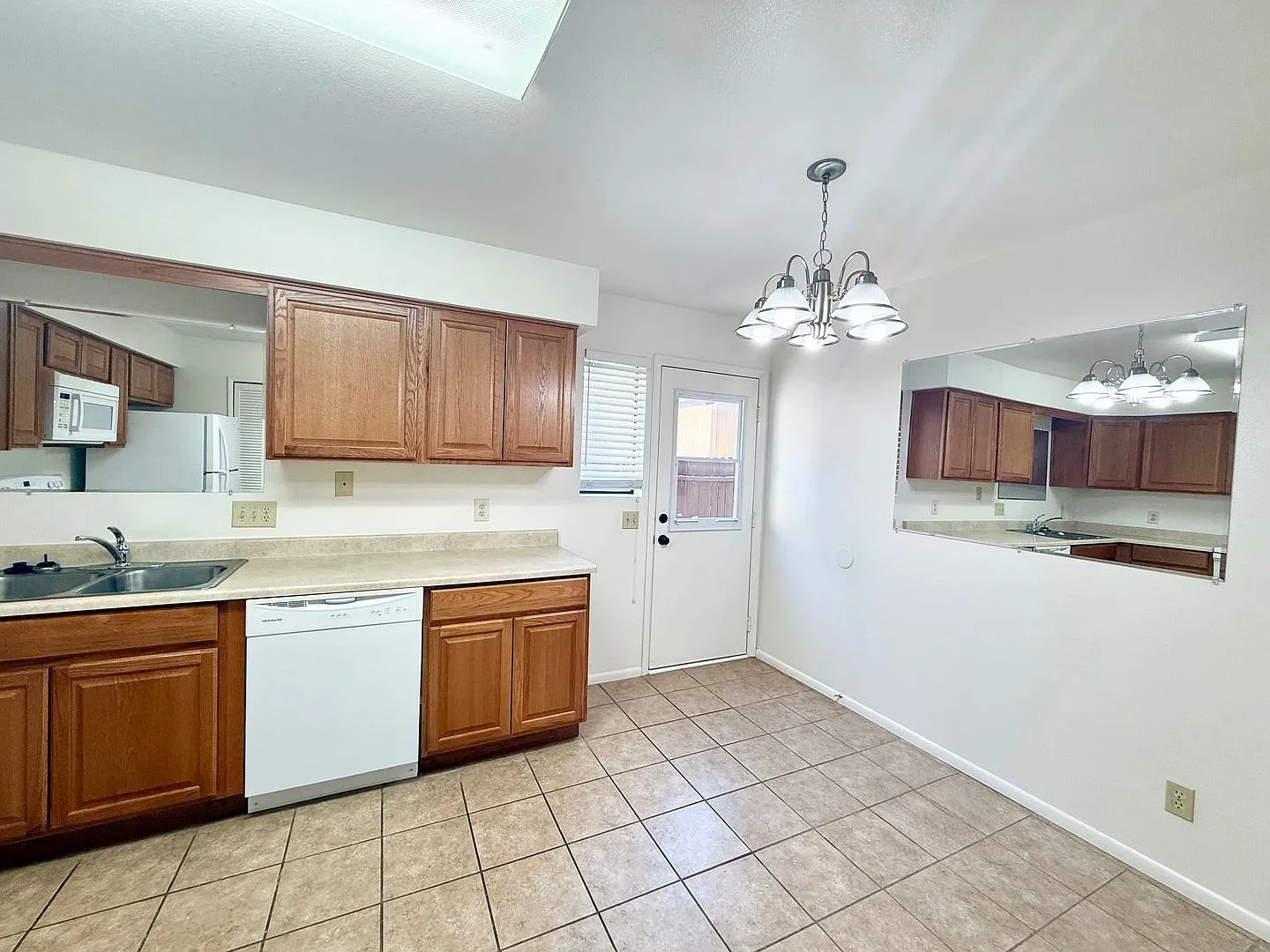 2-bedroom, 2.5-bathroom condo close to downtown! — Photo 3