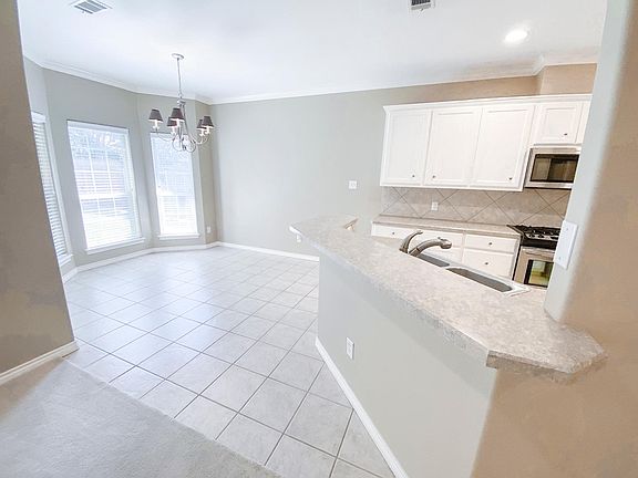 5th image of 3828 Dresden Ln