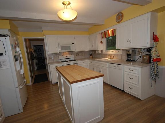 3rd image of 6941 Woodbrook Dr SE