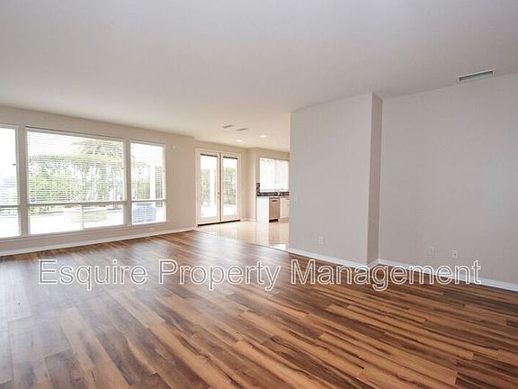 3rd image of 2895 Diamond Dr