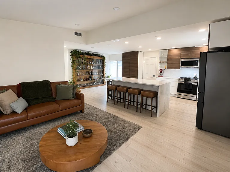 Alta St — Photo 2