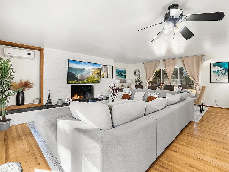 Where comfort meets style! The living room is perfect for relaxation.