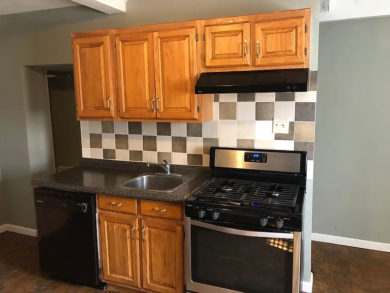 1652 S High St — Photo 3