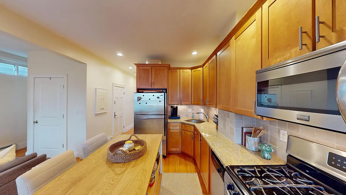 Building Photo - 536 E 3rd St #2B