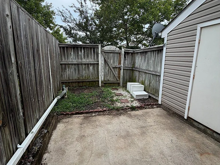 310 Lancaster Sq — Photo 16