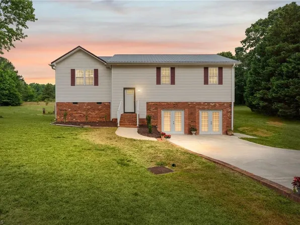 1833 Helmstetler Rd, Lexington, NC 27295