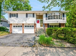 33 Gaines St, Huntington, NY 11743